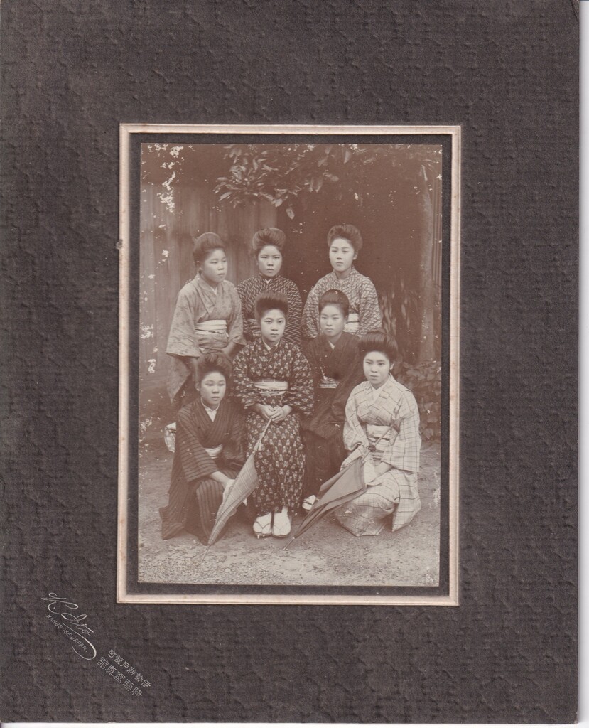 大正四年七月十五日撮影の記念写真。着物を着た少女が7名。前列左の消除が18歳と判明しているので、他の少女も同じくらいの年齢と思われる。